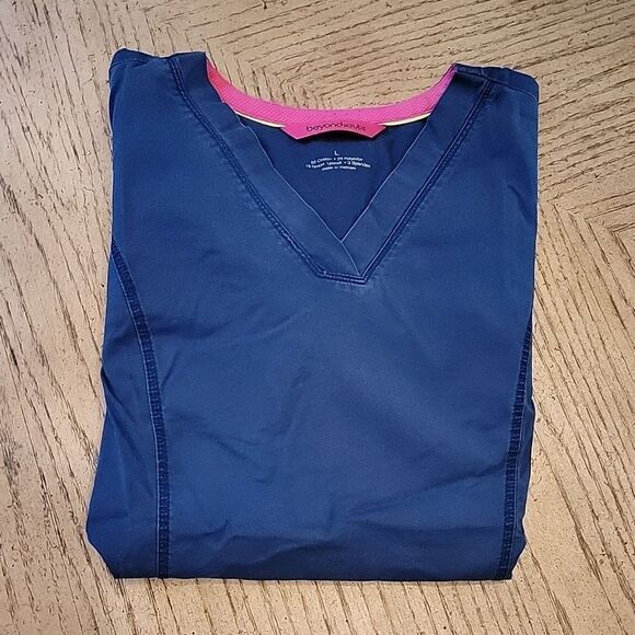 Navy scrub top size L Beyondscrubs - Picture 6 of 6